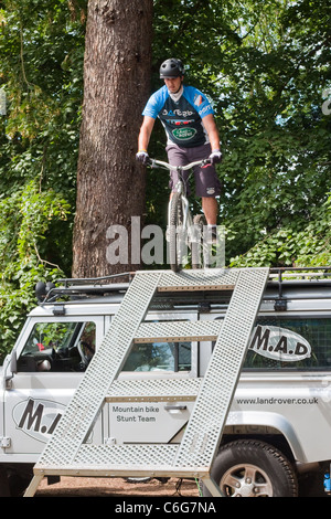 Stunt Bike Show da M.A.D nel giugno 2011 a Nowton Park, Bury St Edmunds, Regno Unito. Foto Stock