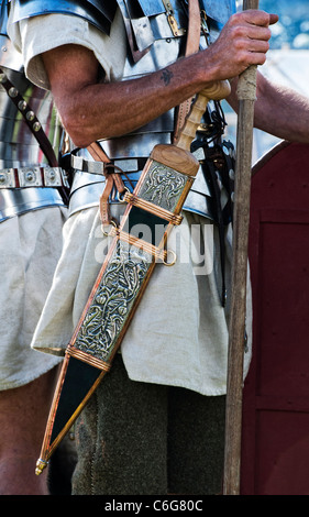 Soldato Romano rievocazione . Uniformi e armi dettaglio Foto Stock