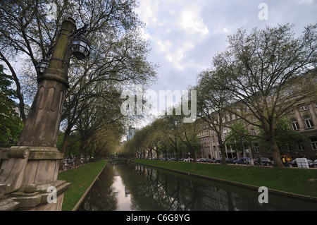 Königsallee (aka "Kö"). Famoso quartiere dello shopping tramite i suoi lussuosi negozi di moda. La città di Düsseldorf. Renania del Nord - Westfalia. Germania. Foto Stock