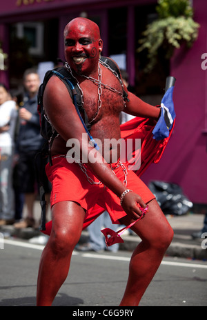Ballerino maschio in un costume rosso, il carnevale di Notting Hill 2011, Londra, Inghilterra, Regno Unito Foto Stock