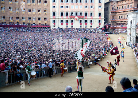 Palio di Siena 2011, 2 luglio. Corsa di cavalli: cavalli racing e corteo storico. Piazza del Campo, il Palio di Siena. Solo uso editoriale. Foto Stock