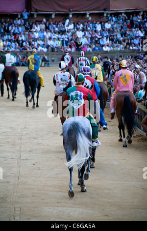 Palio di Siena 2011, 2 luglio. Corsa di cavalli: cavalli racing e corteo storico. Piazza del Campo, il Palio di Siena. Solo uso editoriale. Foto Stock