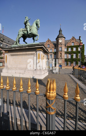 Il Municipio (XVI secolo) e il monumento a Johann Wilhelms II (Gabriel Grupello, 1711). Piazza del mercato. La città di Düsseldorf. Germania. Foto Stock