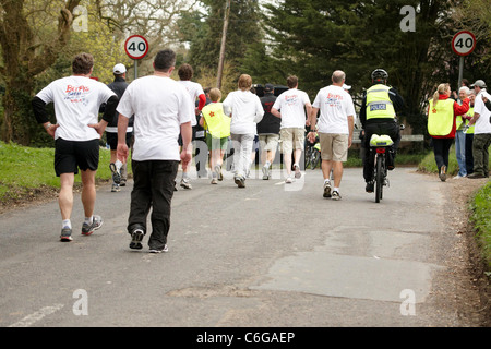 Atmosfera il giorno 5 del muscoloso della grande non ti scordar di me a piedi in aiuto della leucemia ricerca. Cricket legenda legenda Sir Ian Botham Foto Stock