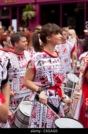 Scuola di Samba gruppo al carnevale di Notting Hill 2011, Londra, Inghilterra, Regno Unito, GB Foto Stock