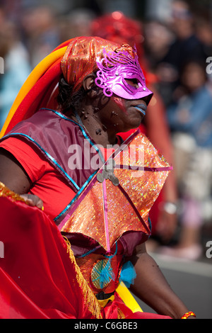 Ballerina femminile che indossa un costume colorato al Notting Hill Carnival, Londra , Inghilterra, Regno Unito. Foto Stock