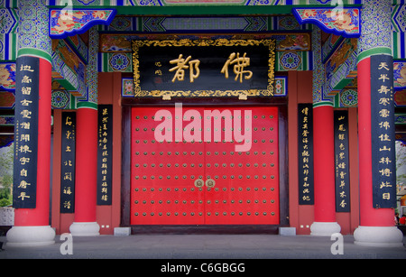 Imponente tempio Cinese porta in Dali, Yunnan, Cina Foto Stock