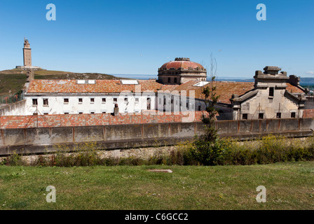 Carcere vicino alla Torre di Hercules in La Coruna - Spagna La struttura è un antico faro romano e 55 metri (180 ft) di altezza e si affaccia sul nord della costa atlantica della Spagna. La Torre di Hercules è un Monumento Nazionale di Spagna e dal Giugno 27, 2009, è un sito Patrimonio Mondiale dell'UNESCO. Foto Stock