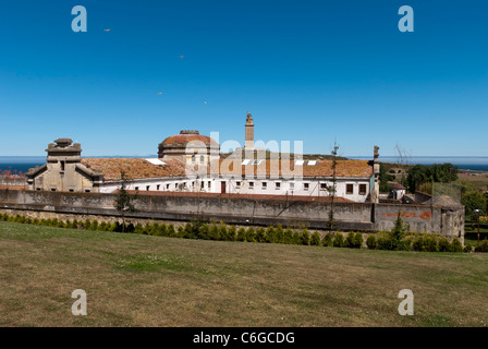 Carcere vicino alla Torre di Hercules in La Coruna - Spagna La struttura è un antico faro romano e 55 metri (180 ft) di altezza e si affaccia sul nord della costa atlantica della Spagna. La Torre di Hercules è un Monumento Nazionale di Spagna e dal Giugno 27, 2009, è un sito Patrimonio Mondiale dell'UNESCO. Foto Stock