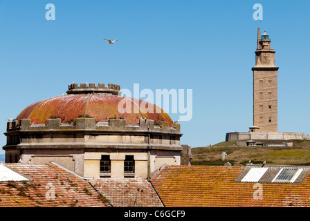 Carcere vicino alla Torre di Hercules in La Coruna - Spagna La struttura è un antico faro romano e 55 metri (180 ft) di altezza e si affaccia sul nord della costa atlantica della Spagna. La Torre di Hercules è un Monumento Nazionale di Spagna e dal Giugno 27, 2009, è un sito Patrimonio Mondiale dell'UNESCO. Foto Stock