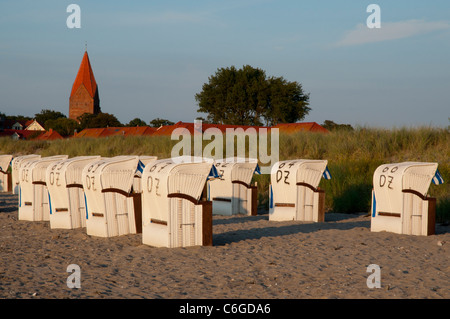 Coperto e sedie da spiaggia in vimini - sullo sfondo la chiesa protestante di Rerik, Mar Baltico, Meclenburgo-Pomerania Occidentale, Germania Foto Stock