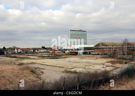 Brown field sito accanto alla stazione Tolworth e l'A3, Surrey England Regno Unito. Ex MOD site acquistato da TESCOs, pianificazione negato. Foto Stock