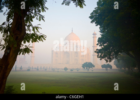 La prima luce al Taj Mahal ad Agra in nello stato di Uttar Pradesh, India Foto Stock