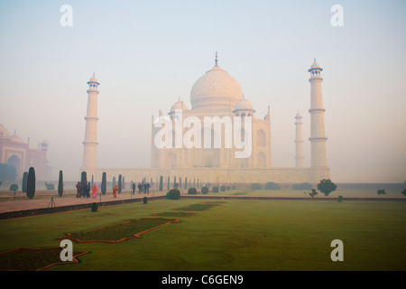La prima luce al Taj Mahal ad Agra in nello stato di Uttar Pradesh, India Foto Stock