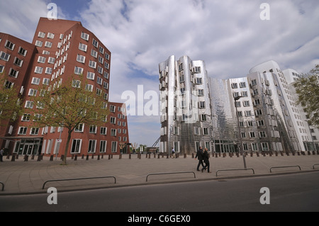 Der Neue Zollhof edifici (da Frank O. Gehry, 1998 - 1999). Medienhafen ('Media harbour"). La città di Düsseldorf. Germania. Foto Stock