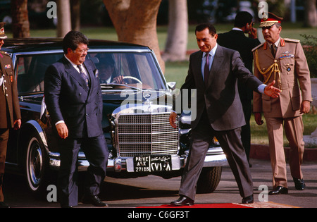 Il Presidente turco Turgut Ozal su una visita di stato in Egitto per colloqui con il Presidente egiziano Hosni Mubarak. Foto Stock