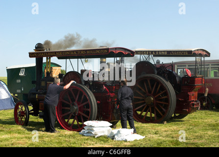 Un Burrell medaglia d oro trattore "Gladstone' R/n AH0171 e Burrell 6nhp Loco gru motore R/n PB9687 a West Sussex Rally a vapore. Foto Stock