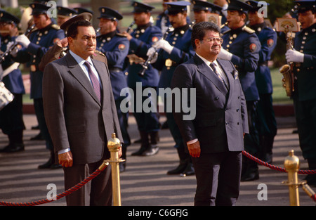 Il Presidente turco Turgut Ozal su una visita di stato in Egitto per colloqui con il Presidente egiziano Hosni Mubarak. Foto Stock