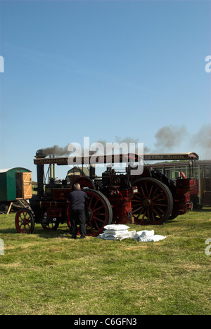 Un Burrell medaglia d oro trattore "Gladstone' R/n AH0171 e Burrell 6nhp Loco gru motore R/n PB9687 a West Sussex Rally a vapore. Foto Stock