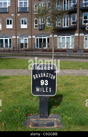 Mile marker in posizione adiacente al Grand Union Canal a Brentford Lock, Londra, Inghilterra, fornendo distanza a braunston Foto Stock