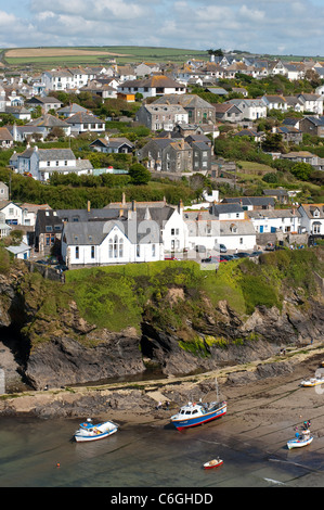 Bella vista delle barche nel porto nel grazioso villaggio di pescatori di Port Isaac, Cornwall, Inghilterra. Foto Stock