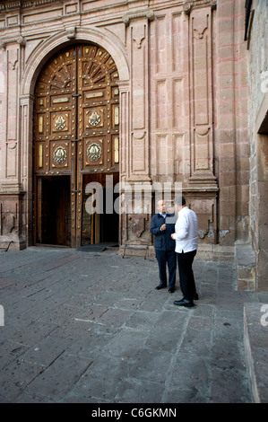 Presidente Felipe Calderon e Peter Greenberg touring Morelia, Messico Foto Stock