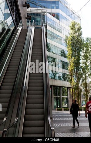Alti edifici moderni con il metallo e la facciata di vetro elettrico con scalinata a Potsdamer Platz - luogo, Sony Centre di Berlino forum Foto Stock