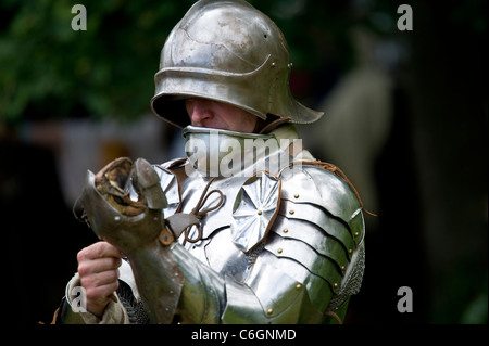 Battaglia medievale rievocazione a: Castello di Herstmonceux nel Sussex Regno Unito Foto Stock