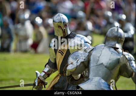 Battaglia medievale rievocazione a: Castello di Herstmonceux nel Sussex Regno Unito Foto Stock