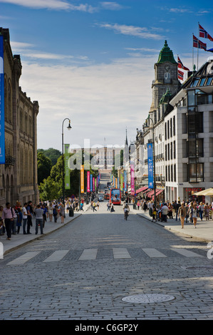 Visualizza in basso Karl Johans Gate dal parlamento norvegese verso il palazzo reale di Oslo, Norvegia Foto Stock