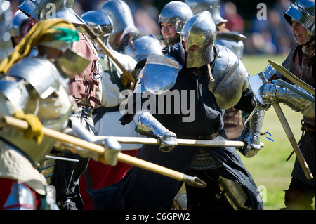 Battaglia medievale rievocazione a: Castello di Herstmonceux nel Sussex Regno Unito Foto Stock