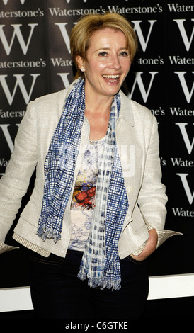 Emma Thompson segni copie del suo nuovo libro "Nanny McPhee & The Big Bang a Waterstones Piccadilly Londra Inghilterra - 06.03.10 Foto Stock