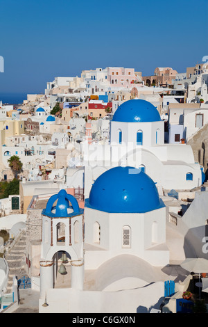 A cupola blu chiese nel villaggio di Oia (la), Santorini (Thira), Isole Cicladi, il Mare Egeo, in Grecia, in Europa Foto Stock