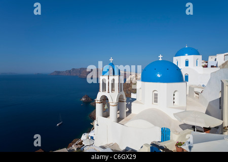 A cupola blu chiese nel villaggio di Oia (la), Santorini (Thira), Isole Cicladi, il Mare Egeo, in Grecia, in Europa Foto Stock