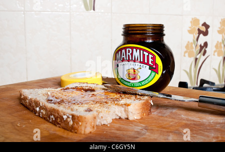 Lo amate o lo odiate il pane e burro con un vasetto di marmite regno unito Foto Stock