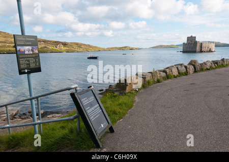 Un segno per gite in barca al castello di Kisimul in Castlebay Harbour per il Isle of Barra nelle Ebridi Esterne Foto Stock