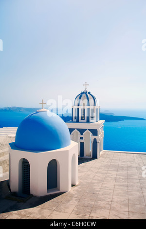 Campanile della Chiesa Ortodossa che si affaccia sulla caldera a Fira, Santorini (Thira), Isole Cicladi, il Mare Egeo, in Grecia, in Europa Foto Stock