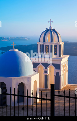 I campanili della Chiesa Ortodossa che si affaccia sulla caldera a Fira, Santorini (Thira), Isole Cicladi, il Mare Egeo, in Grecia, in Europa Foto Stock