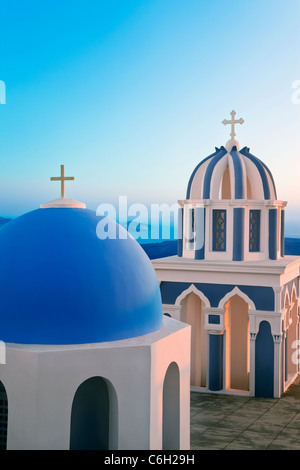 I campanili della Chiesa Ortodossa che si affaccia sulla caldera a Fira, Santorini (Thira), Isole Cicladi, il Mare Egeo, in Grecia, in Europa Foto Stock