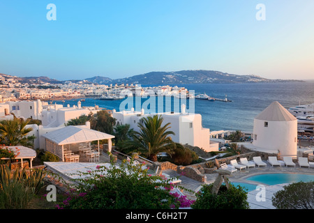 Vista in elevazione oltre il porto e la città vecchia, Mykonos (Hora), Isole Cicladi Grecia, Europa Foto Stock