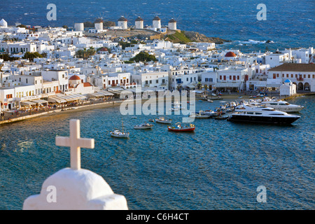 Vista in elevazione oltre il porto e la città vecchia, Mykonos (Hora), Isole Cicladi Grecia, Europa Foto Stock