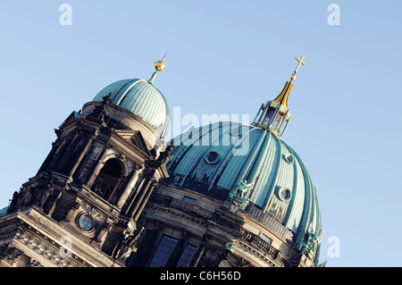 Close-up di berlinese cattedrale famosa cupola dome con il nuovo restaurata golden cross sulla parte superiore. Foto Stock