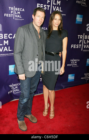 Edward Burns e Christy Turlington Burns nona edizione del Tribeca Film Festival - Premiere di 'nessuna donna non piangere' al villaggio a est Foto Stock