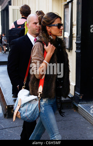 Victoria's Secret model Alessandra Ambrosio negozi a Marc Jacobs in Soho di New York City, Stati Uniti d'America - 24.04.10 L. Dixon Foto Stock