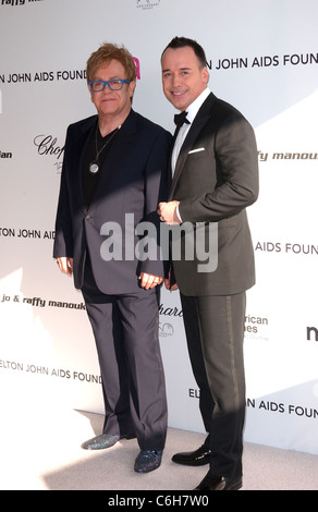 Sir Elton John e David fornire la diciottesima edizione di Elton John AIDS Foundation Academy Awards (Oscar) la visualizzazione di parte - Arrivi detenute Foto Stock