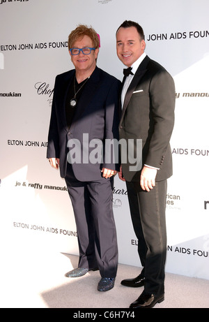 Sir Elton John e David fornire la diciottesima edizione di Elton John AIDS Foundation Academy Awards (Oscar) la visualizzazione di parte - Arrivi detenute Foto Stock