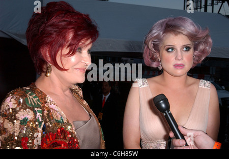 Sharon Osbourne e Kelly Osbourne diciottesima edizione di Elton John AIDS Foundation Academy Awards (Oscar) la visualizzazione di parte - Arrivi detenute Foto Stock