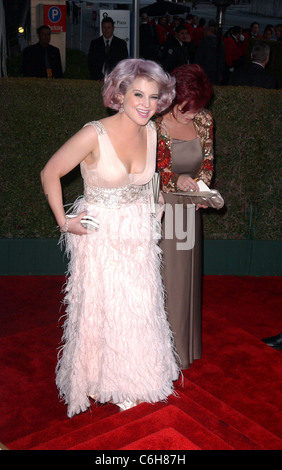 Kelly Osbourne e Sharon Osbourne diciottesima edizione di Elton John AIDS Foundation Academy Awards (Oscar) la visualizzazione di parte - Arrivi detenute Foto Stock