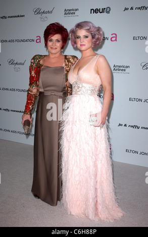 Sharon Osbourne e Kelly Osbourne diciottesima edizione di Elton John AIDS Foundation Academy Awards (Oscar) la visualizzazione di parte - Arrivi detenute Foto Stock