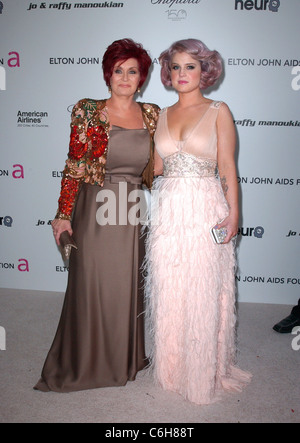 Sharon Osbourne e Kelly Osbourne diciottesima edizione di Elton John AIDS Foundation Academy Awards (Oscar) la visualizzazione di parte - Arrivi detenute Foto Stock